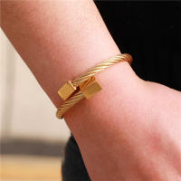 Pulsera de Titanio y Acero Inoxidable Unisex Resistente a Descoloración, Diseño Cuadrado Elegante - details 1