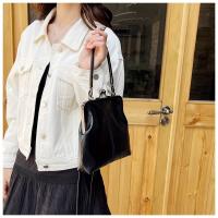 Bolso cruzado retro británico vintage 2025 Bolso de hombro de policiéster de alta calidad con cierre magnético Bolso negro elegante para la ciudad, las noches y el día a día Diseño minimalista, destacados en marrón - details 5