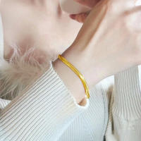 Pulsera hombre y mujer simple y versátil joyería ligero de lujo plano engrosado suave pareja aleación - details 1