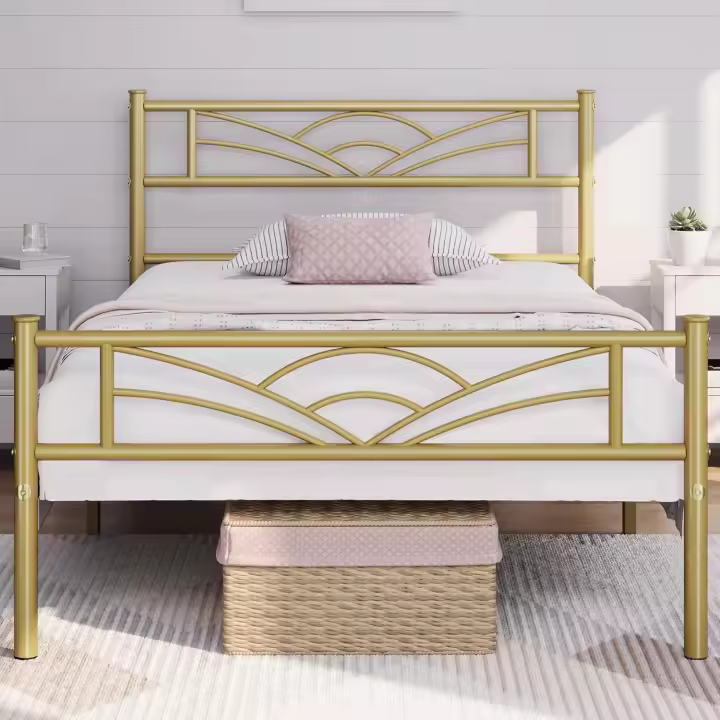 Cama doble con espacio bajo el marco de metal de 32 cm de altura. Cama individual con cabecera para colchón de 140x200 cm. Oro. - 1