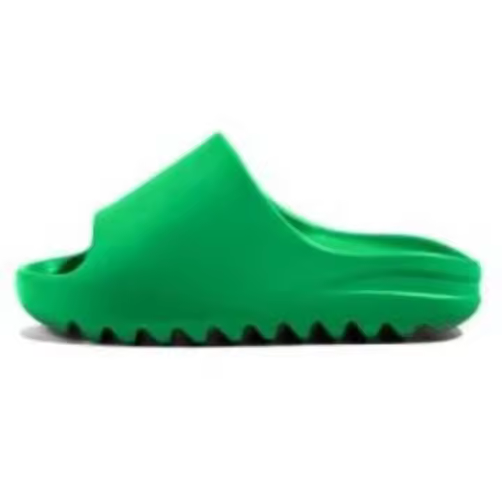 Nuevas zapatillas de coco pisando la mierda afuera, par de arrastre de una palabra de fondo grueso - 1