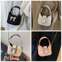 Bolso informal de piel sintética con hebilla y lazo para mujer, bolso de mano de Color sólido, bolso de cubo plateado, Mini bolso cruzado, bolso de hombro para mujer y niño - details 10