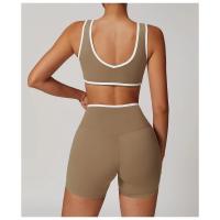 Sujetador deportivo decorativo con contraste y cuello en V, top corto de entrenamiento inalámbrico grueso, ropa deportiva para gimnasio, yoga y correr - details 7