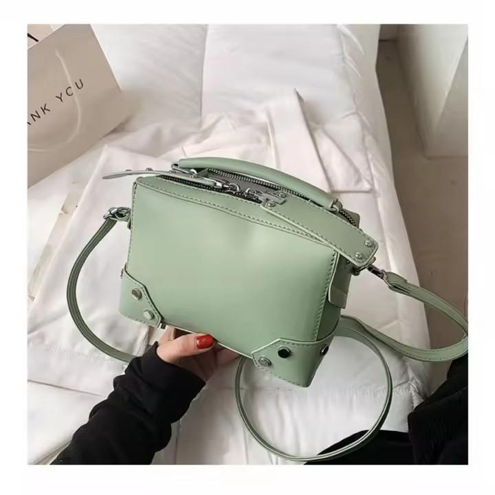 Bolso de gran capacidad de color sólido para mujer 2025 nuevo bolso de mensajero de hombro de moda bolso cuadrado pequeño simple de estilo extranjero bolso de mujer - 1