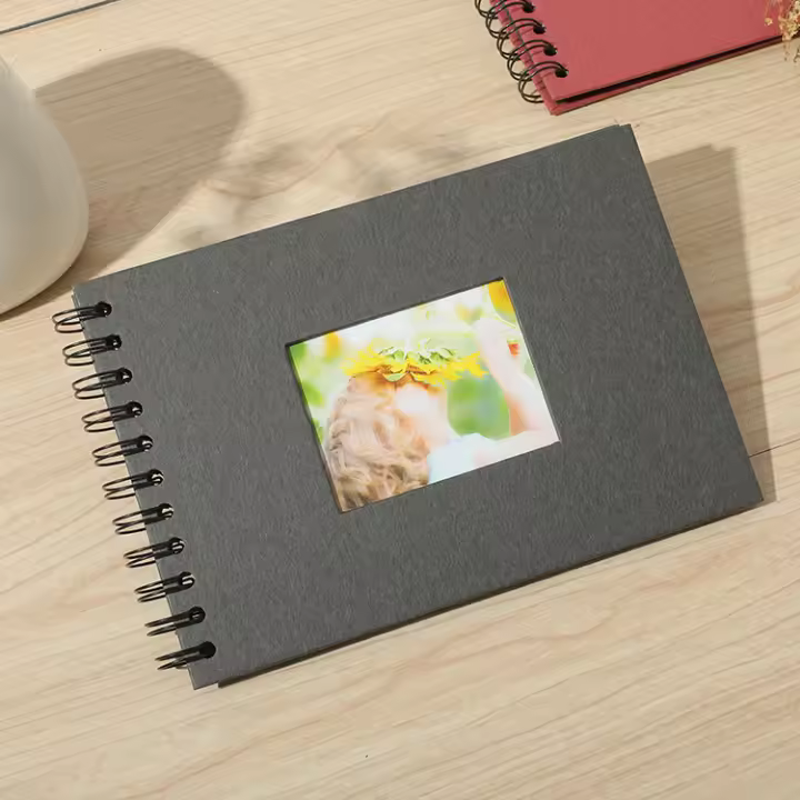 Álbum de diseño Álbum de 21,5 x 15 cm encuadernado en espiral en cartulina horizontal con portada recortada y 20 páginas interiores - 1