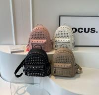 Mochila con remaches para chica, morral versátil y a la moda para viajes y ocio, 2024 - details 11