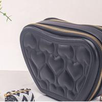 Bolsas de almacenamiento de cosméticos de gran capacidad, bolsa de almacenamiento de artículos de tocador impermeable portátil, bolso de hombro con forma de corazón de cuero PU a prueba de polvo - details 10