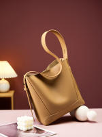 Bolso Cubo Bandolera en Cuero Genuino - Elegancia y Versatilidad para el Día a Día - details 16