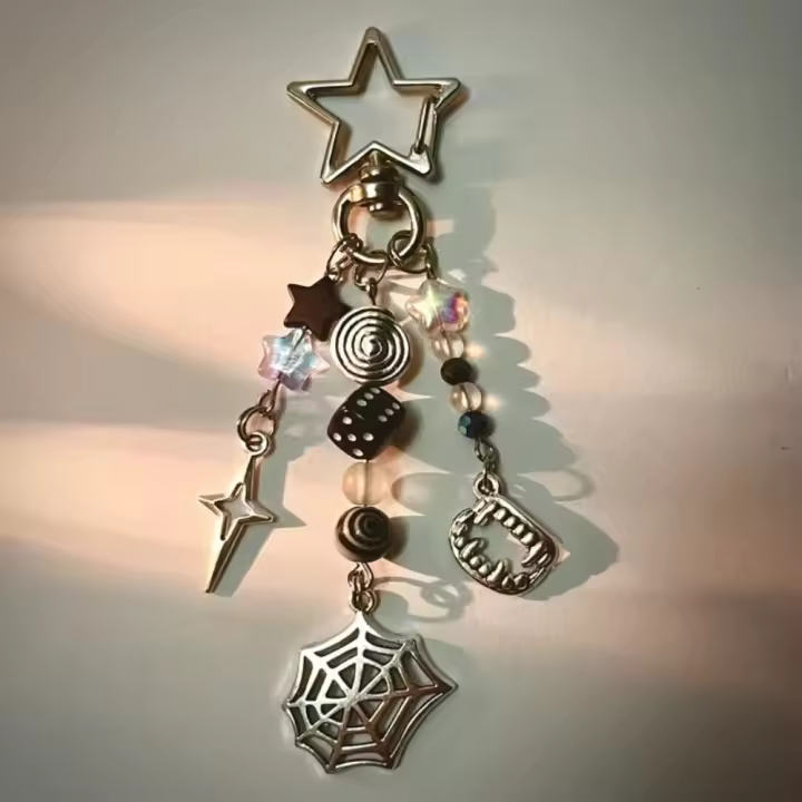 Llaveros de Rockstar en forma de estrella, llavero de tela de araña hecho a mano en blanco y negro, llaveros Lucky Black 8 Y2k, colgante, regalo de joyería - 1