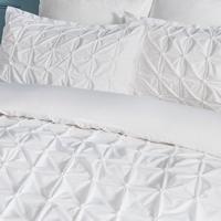 Juego de ropa de cama plisada y fruncida.