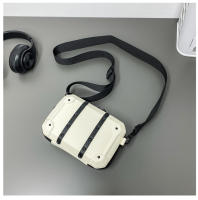 Bolso de remache personalizado para hombres de moda, popular bolso cuadrado pequeño blanco fresco, bolso de mensajero de hombro para mujeres de moda. - details 42