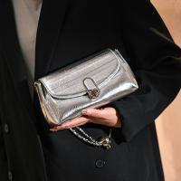 Elegante Bolso de Plata Correa de Cadena Chic, Cierre de Cerradura, Forro de Poliéster, Bolso Versátil para Mujeres Accesorio de Estilo - details 3