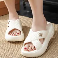 Nuevas zapatillas gruesas de moda para mujer, sandalias antideslizantes resistentes a los olores con suela suave para interiores y playa - details 3