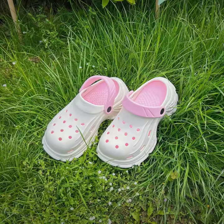 Pisando zapatos de agujero de mierda nuevas zapatillas exteriores de suela gruesa que aumentan las zapatillas casuales de playa Baotou - 1
