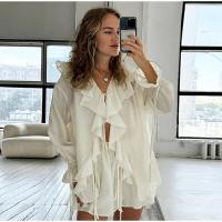 Blusa de encaje agárico blanco dulce para mujer, traje corto a la moda, manga larga, cuello en V, suelto, 2 piezas, ropa de viaje elegante para primavera 2025 - details 3
