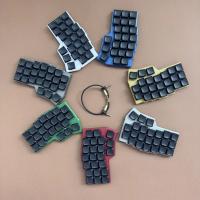 Kit de teclado dividido Corne V4.1 con tapas negras, interruptores Kailh Choc V1, teclado personalizado, cableado, intercambiable en caliente y RGB. Kit Gamer con Diseño Dividido y Componentes Premium para Jugadores Exigentes. - details 0