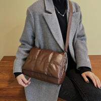 Hombro de gran capacidad para mujer, bolso cruzado acolchado a cuadros de moda de diseñador - details 7