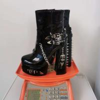 Botas cortas con plataforma y tacón alto para mujer, botines con remaches de cadena plateada de charol negro, Punk Y2K, chica picante, gótica, grande - details 4