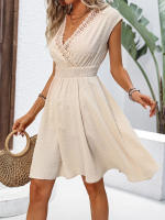 Vestido vacacional francés encaje calado cuello en V con flores recortadas pequeñas Vestido a-line - details 0