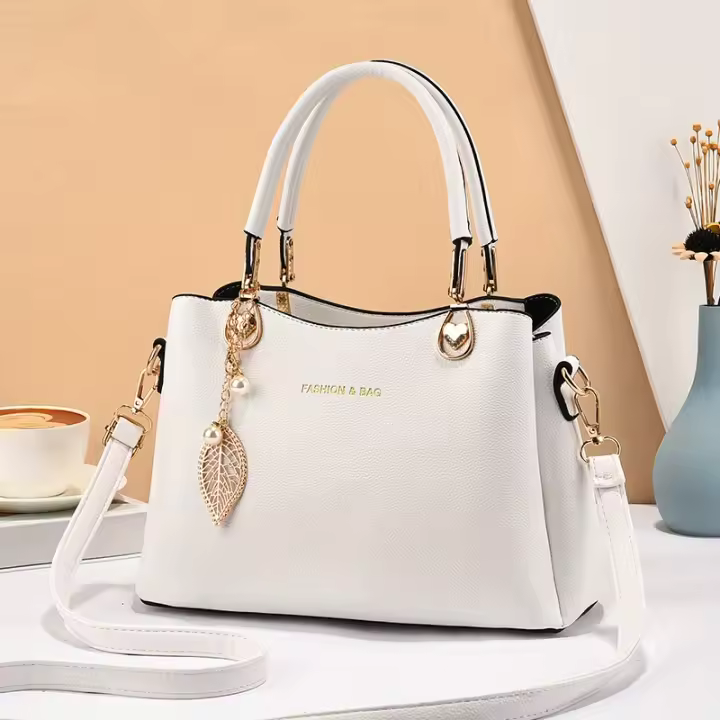 Elegante bolso de mano con correa de hombro desmontable, herrajes en tono dorado y elegante dije de hoja - Elegante bolso blanco para uso diario, bolso informal y elegante |   Bolso de mano con encanto elegante |   Bolsa - 1