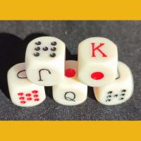 Cartamundi 5 dados poker póquer esquinas curvas 1.5x1.5x1.5 centímetros J Q K pitos rojos y negros de plástico sin caja Casino Mentiroso Yatzy Juego mesa JUgar - details 4