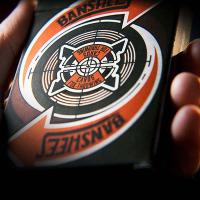 Cartamundi USPCC Banshees advanced Baraja de cartas para lanzamiento profesional Plástico Sonoras Magia Magos Trucos Adultos Acabado especial Espectáculo Cardistry Noche de fiesta Aprender Fácil Colección Coleccionable - details 3