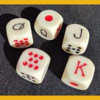 Cartamundi 5 dados poker póquer esquinas curvas 1.5x1.5x1.5 centímetros J Q K pitos rojos y negros de plástico sin caja Casino Mentiroso Yatzy Juego mesa JUgar - details 3