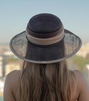 Sombrero mujer elegante, pamela en tonos tierra - details 1