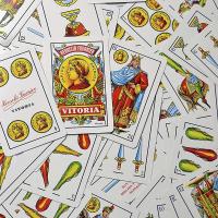 Fournier Baraja española de 50 cartas Modelo número 27 Reverso rojo y plata o verde y plata Resistencia y durabilidad Alta calidad Deslizamiento perfecto Ideal para jugar al chinchón guiñote o solitarios Con 8 9 y dos comodines - details 6