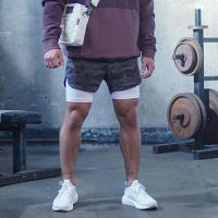 Pantalones cortos hombre con forro interior y bolsillo para móvil y toalla pantalón de chándal microfibras para deporte gimnasio entrenamiento fitness crossfit tejido suave y ligero - details 4