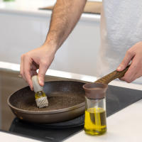 Fisura – Botella de aceite con pincel. Aceitera vidrio de 180 ml. Aceitera anti goteo con pincel para barbacoa y cocina. Silicona y cristal.  Variedad de colores disponibles.  - details 1