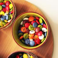 Lacasitos en panoplia de 24 unidades - bolsitas de 18gr - Deliciosas grageas de chocolate cubiertas con una fina capa de azúcar en siete colores diferentes.  Perfecto para repartir. - details 1