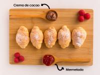Croissants de Cacao Dulcesol envueltos individualmente en formato de 1.6 Kg - CONSUMO 23.05.2025 Contiene entre 34 y 36 unidades - Con nuestro delicioso croissant con extra de relleno tendrás una explosión de sabor en tu boca de nuestro delicioso cacao. - details 1
