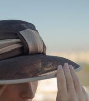 Sombrero mujer elegante, pamela en tonos tierra - details 2