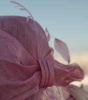 Sombrero mujer rosa con plumas especial para bodas y eventos - details 2